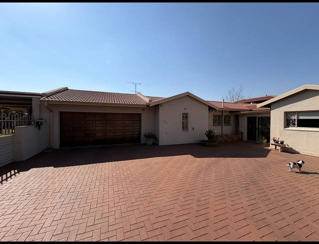 4 BEDROOM FREEHOLD FOR SALE IN DALPARK